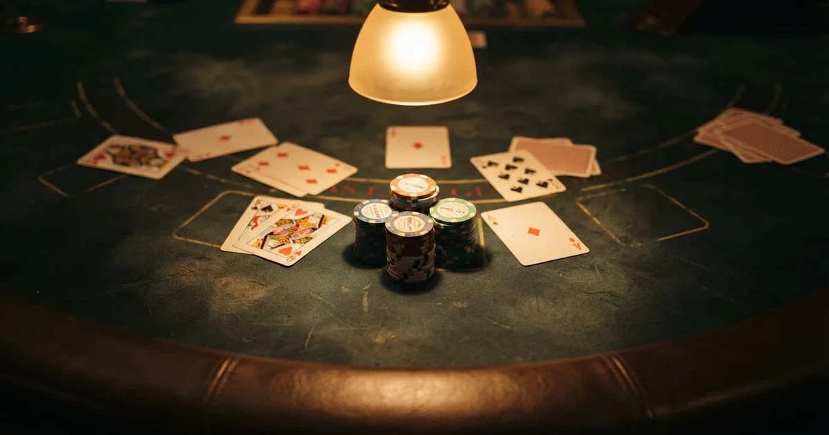 Mesa de jogo iluminada com cartas, vista de cima — jogos de slots em portugal