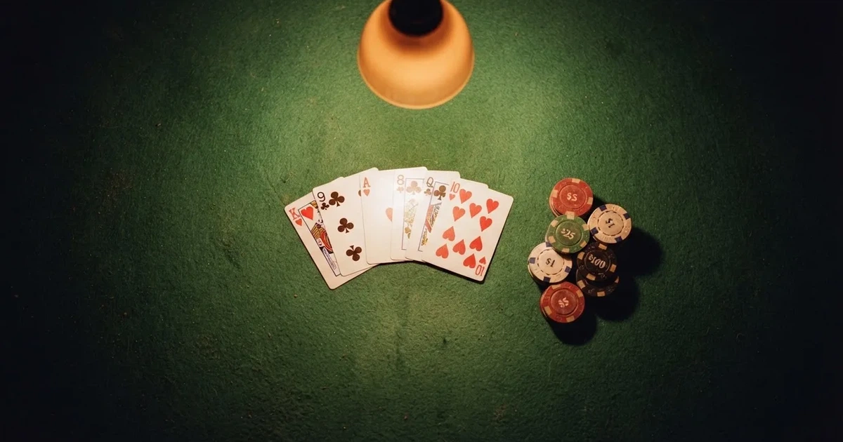 Mesa de jogo iluminada com cartas, vista de cima — live casinos em portugal